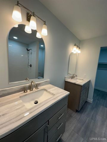 1705 S 21st Avenue, Escanaba, MI 49829