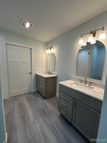 1705 S 21st Avenue, Escanaba, MI 49829