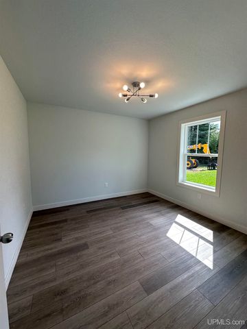 1705 S 21st Avenue, Escanaba, MI 49829