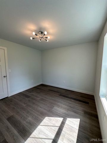 1705 S 21st Avenue, Escanaba, MI 49829