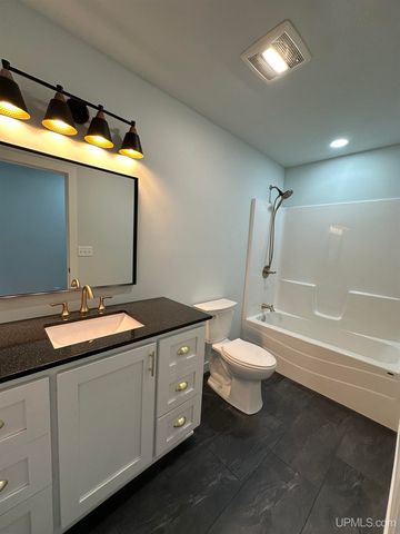 1705 S 21st Avenue, Escanaba, MI 49829