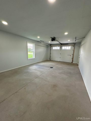 1705 S 21st Avenue, Escanaba, MI 49829