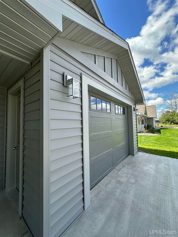 1705 S 21st Avenue, Escanaba, MI 49829