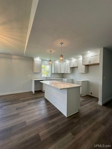 1705 S 21st Avenue, Escanaba, MI 49829