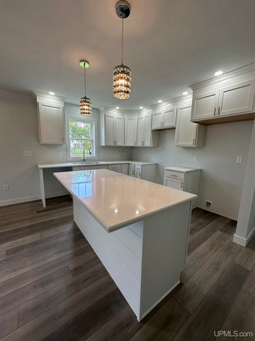 1705 S 21st Avenue, Escanaba, MI 49829