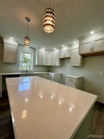 1705 S 21st Avenue, Escanaba, MI 49829