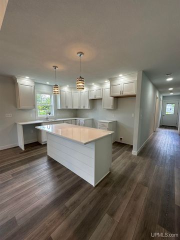 1705 S 21st Avenue, Escanaba, MI 49829