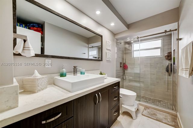 121 Golden Isles Dr 907, Hallandale Beach, FL 33009