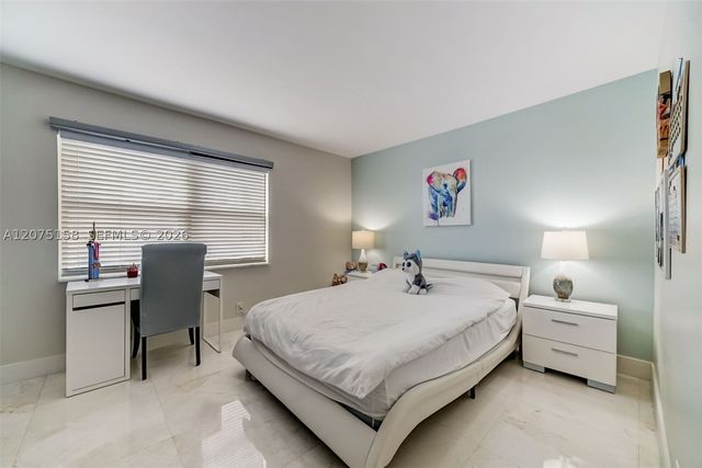 121 Golden Isles Dr 907, Hallandale Beach, FL 33009