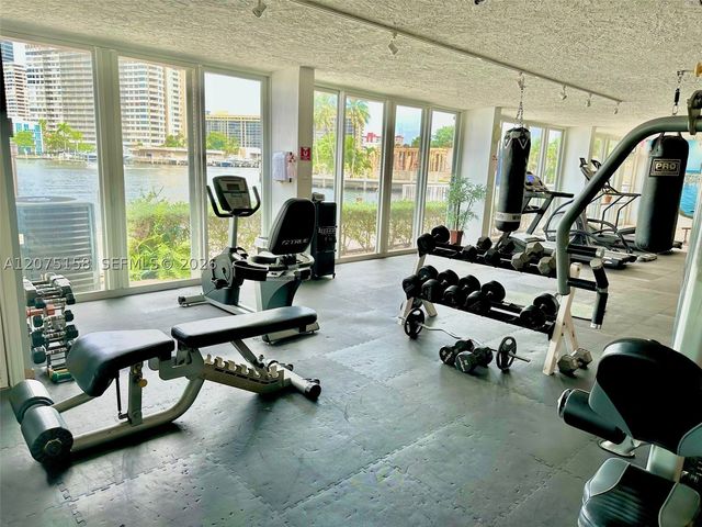 121 Golden Isles Dr 907, Hallandale Beach, FL 33009