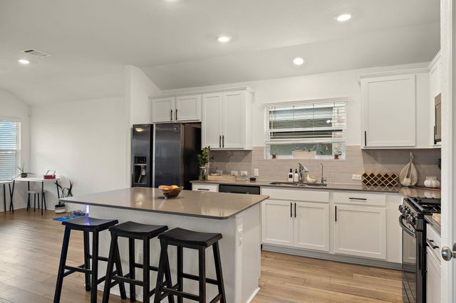 424 Sebring CIR, Hutto, TX 78634
