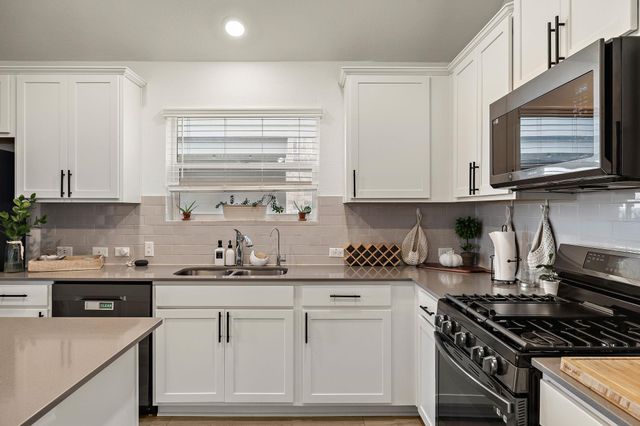 424 Sebring CIR, Hutto, TX 78634