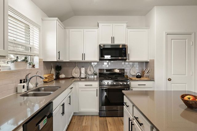 424 Sebring CIR, Hutto, TX 78634
