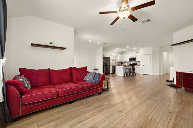 424 Sebring CIR, Hutto, TX 78634