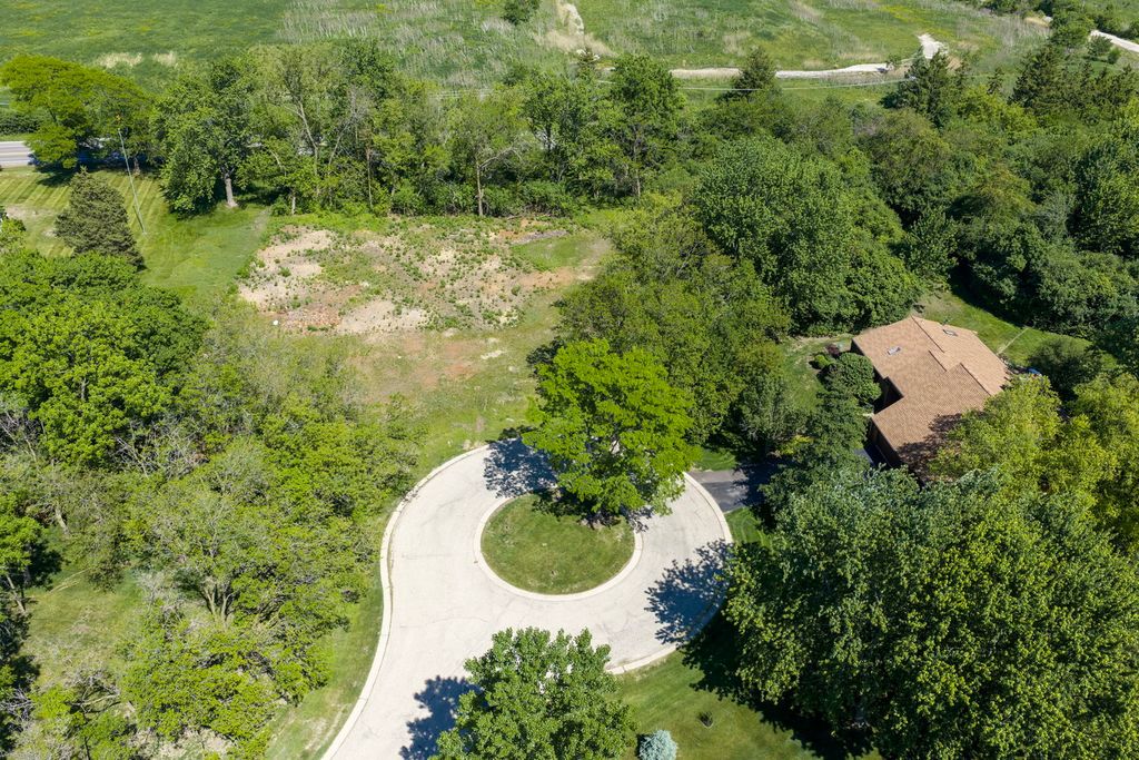1 High Point Circle, Hawthorn Woods, IL 60047