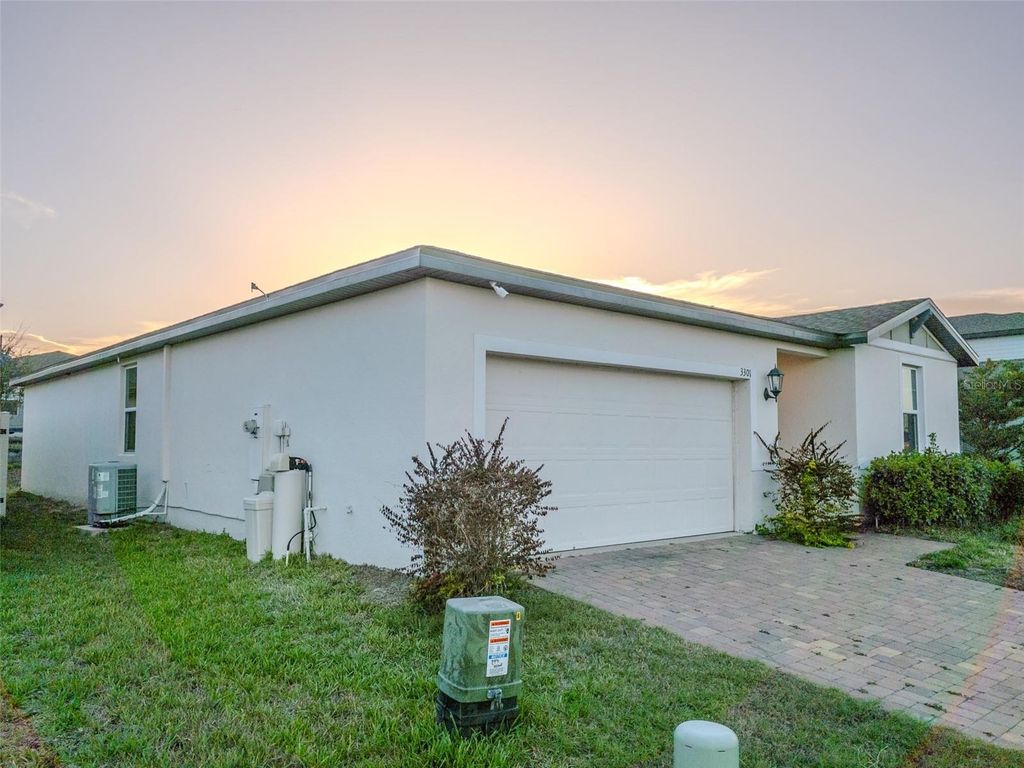 Image 2 of property listing at 3301 WEITZEL DRIVE, Haines City, FL 33844
