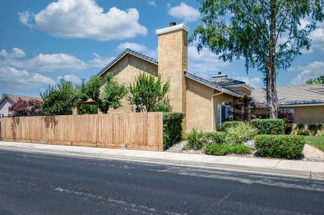 794 Applegate Avenue, Clovis, CA 93611