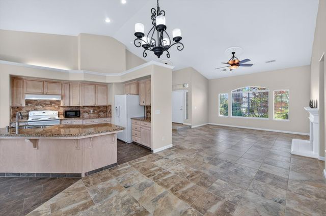 794 Applegate Avenue, Clovis, CA 93611