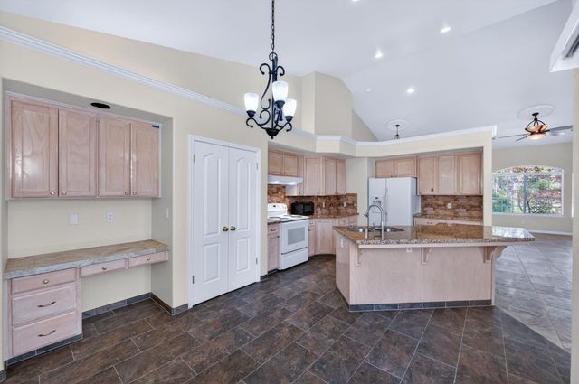 794 Applegate Avenue, Clovis, CA 93611