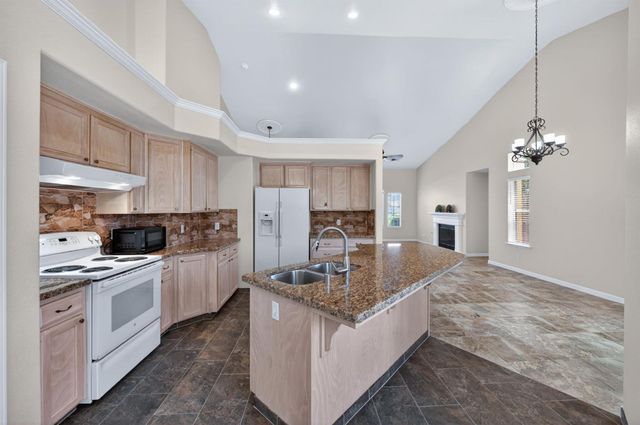 794 Applegate Avenue, Clovis, CA 93611