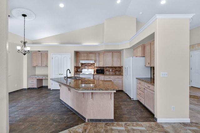 794 Applegate Avenue, Clovis, CA 93611