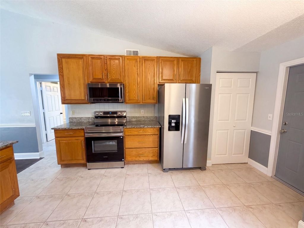 Image 8 of property listing at 14725 EAGLES CROSSING DRIVE, Orlando, FL 32837