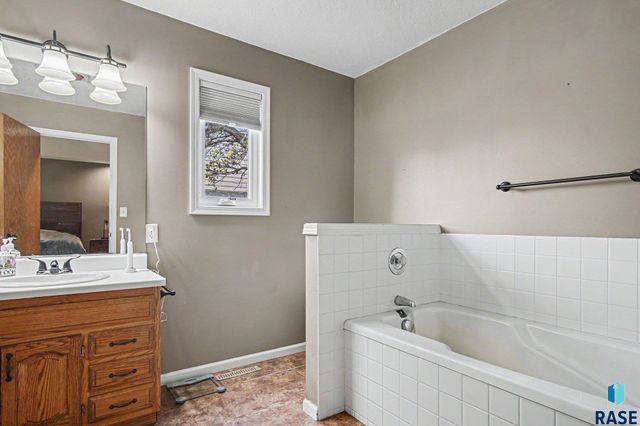 3808 S Kris Dr Drive, Sioux Falls, SD 57103