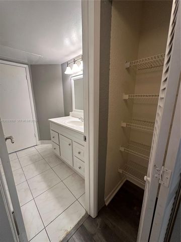 2871 N Oakland Forest Dr 308, Oakland Park, FL 33309