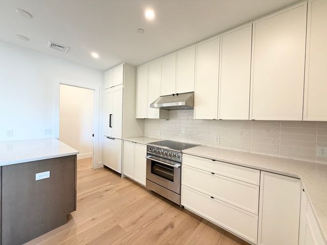 10 Elm Street 10, Newton, MA 02465