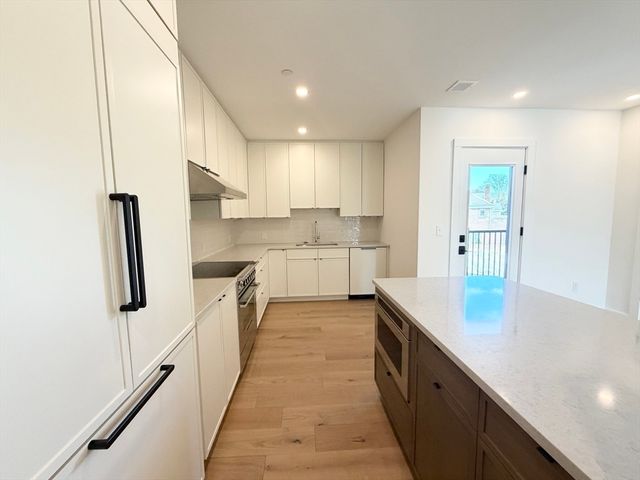 10 Elm Street 10, Newton, MA 02465