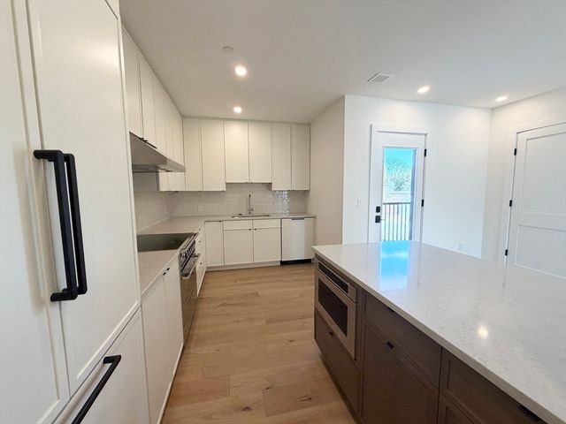 10 Elm Street 10, Newton, MA 02465