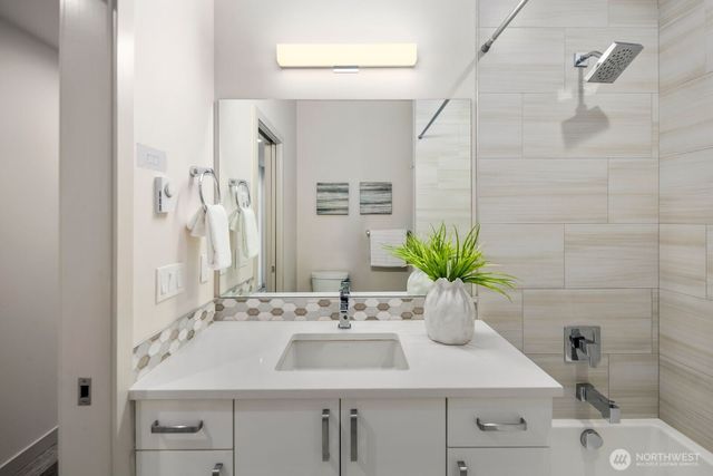 8042 B 35th Avenue NE, Seattle, WA 98115