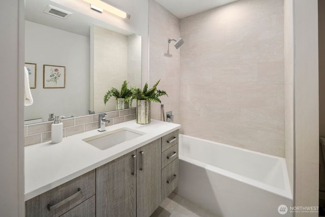 8042 B 35th Avenue NE, Seattle, WA 98115