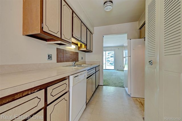 4456 15 Mile Road, Sterling Heights, MI 48310