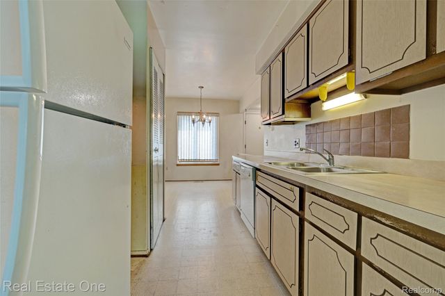 4456 15 Mile Road, Sterling Heights, MI 48310