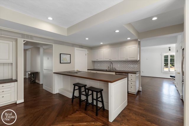 277 Lincoln Road, Grosse Pointe, MI 48230