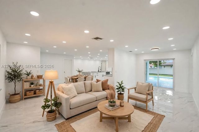 10601 NW 43rd Ct, Coral Springs, FL 33065