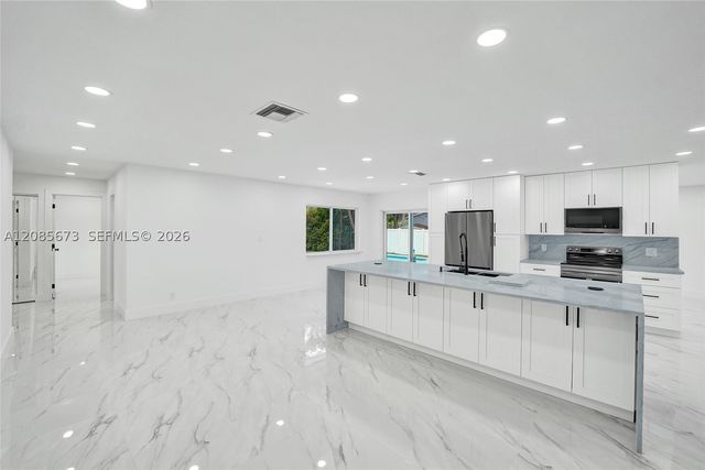 10601 NW 43rd Ct, Coral Springs, FL 33065