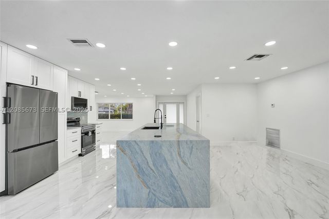 10601 NW 43rd Ct, Coral Springs, FL 33065