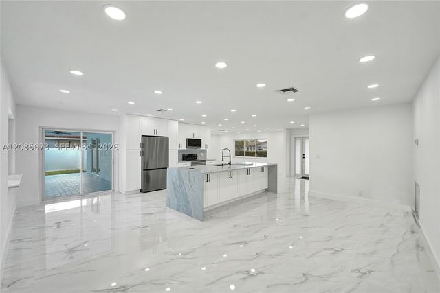 10601 NW 43rd Ct, Coral Springs, FL 33065