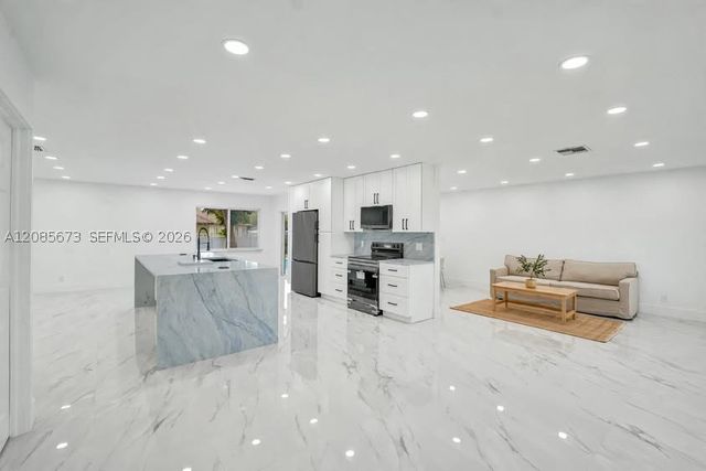 10601 NW 43rd Ct, Coral Springs, FL 33065