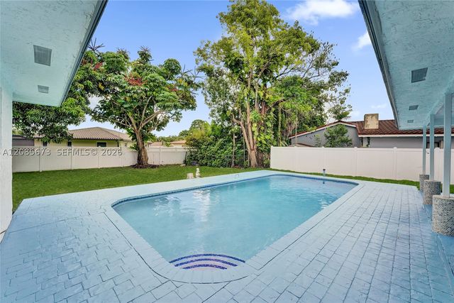 10601 NW 43rd Ct, Coral Springs, FL 33065