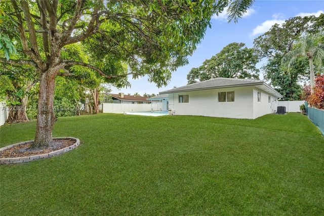 10601 NW 43rd Ct, Coral Springs, FL 33065