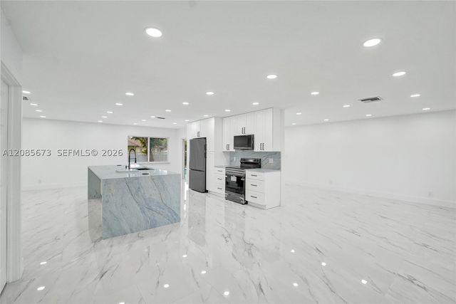 10601 NW 43rd Ct, Coral Springs, FL 33065