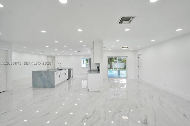 10601 NW 43rd Ct, Coral Springs, FL 33065