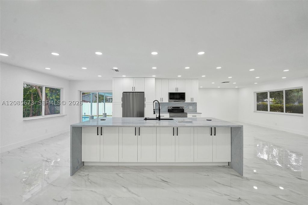 10601 NW 43rd Ct, Coral Springs, FL 33065