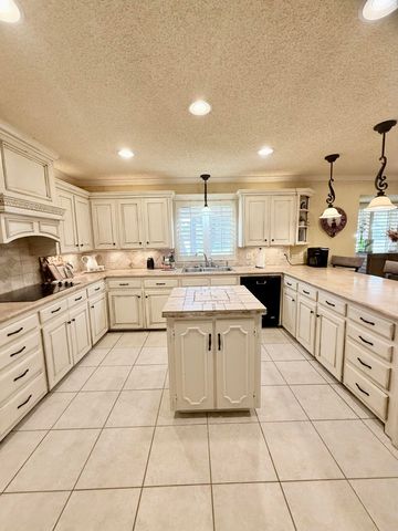 9204 Lynnhaven Avenue, Lubbock, TX 79423