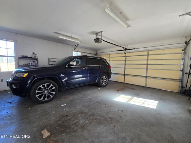 1050 Jane Phillips Rd, Oneida, TN 37841