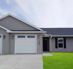 529 N 4TH Avenue, Eldridge, IA 52748