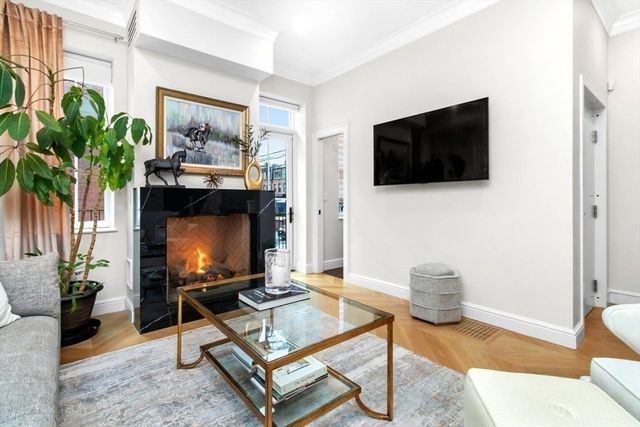 102 Saint Botolph St, Boston, MA 02115